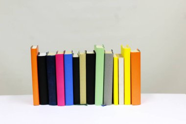 Beyaz üzerine kitap yığını