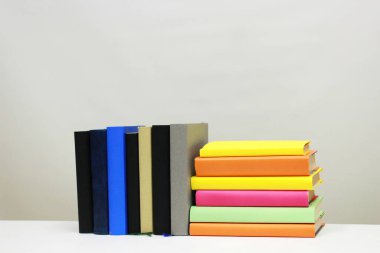 Beyaz üzerine kitap yığını