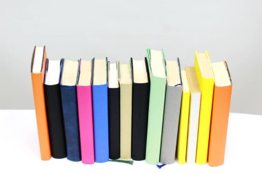 Beyaz üzerine kitap yığını