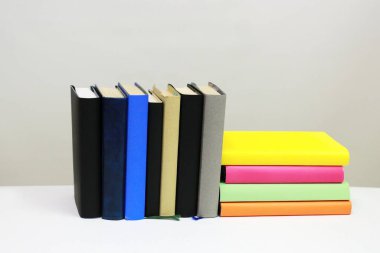 Beyaz üzerine kitap yığını