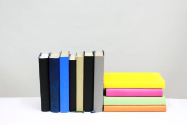 Beyaz üzerine kitap yığını