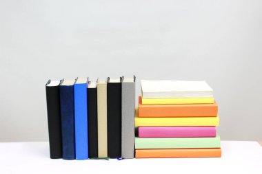 Beyaz üzerine kitap yığını