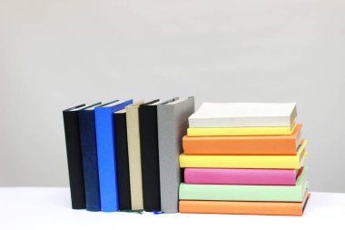 Beyaz üzerine kitap yığını