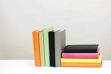 Beyaz üzerine kitap yığını