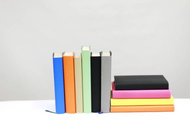Beyaz üzerine kitap yığını