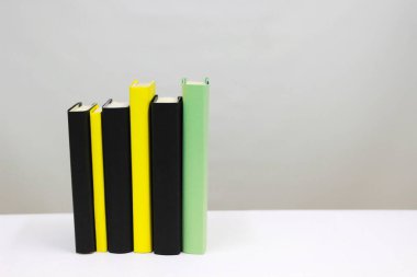 Beyaz üzerine kitap yığını