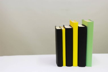 Beyaz üzerine kitap yığını