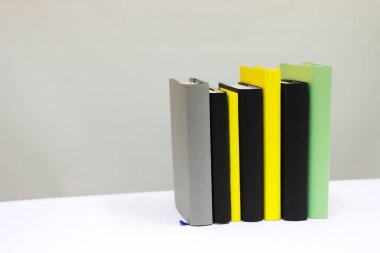 Beyaz üzerine kitap yığını