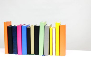 Beyaz üzerine kitap yığını