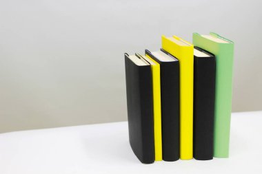 Beyaz üzerine kitap yığını