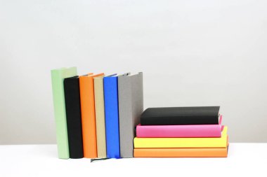 Beyaz üzerine kitap yığını