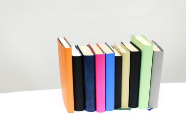 Beyaz üzerine kitap yığını