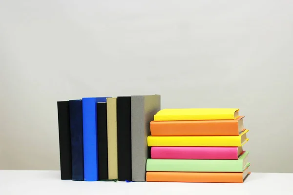 Pilha Livros Sobre Branco — Fotografia de Stock