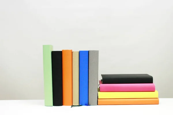 Montón Libros Sobre Blanco —  Fotos de Stock