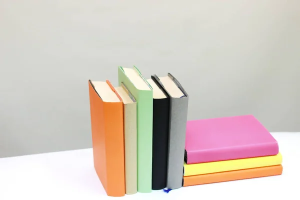 Montón Libros Sobre Blanco — Foto de Stock