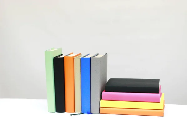 Montón Libros Sobre Blanco — Foto de Stock