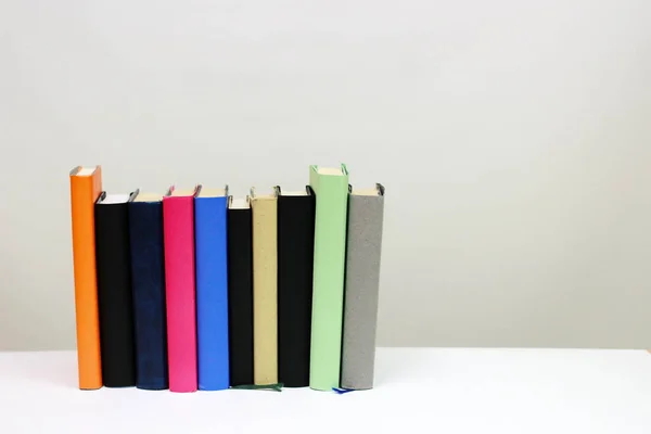 Montón Libros Sobre Blanco — Foto de Stock