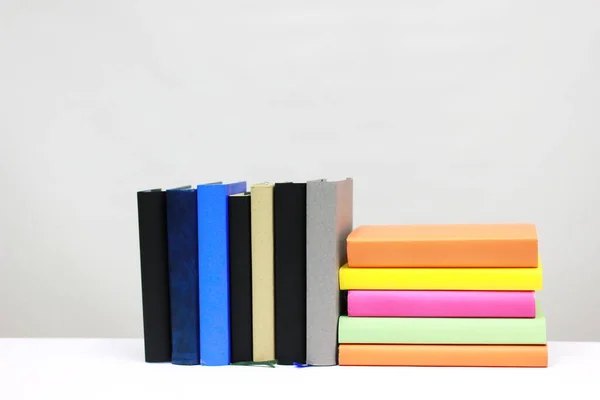 Montón Libros Sobre Blanco — Foto de Stock