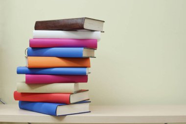  Rafta bir yığın kitap.