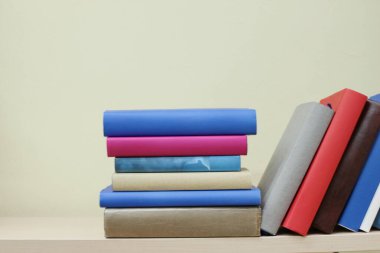  Rafta bir yığın kitap.