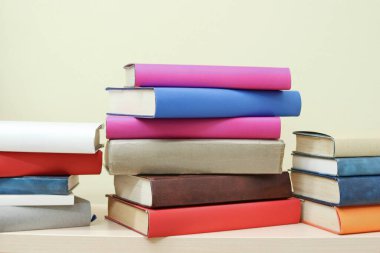  Rafta bir yığın kitap.