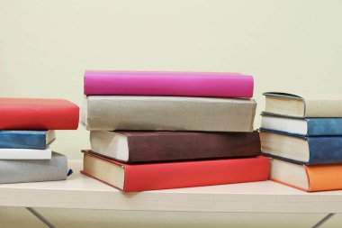  Rafta bir yığın kitap.