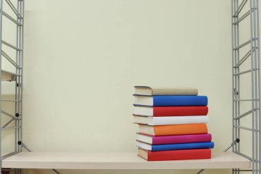  Rafta bir yığın kitap.