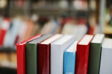 Kütüphanede kitap yığını