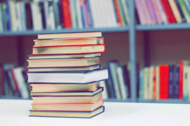  Kütüphanede kitap yığını