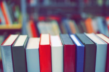  Kütüphanede kitap yığını