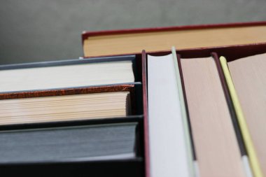 Kitaplar masanın üstünde.