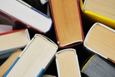 Kitaplar masanın üstünde.