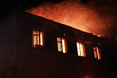 Ev yangında yandı.