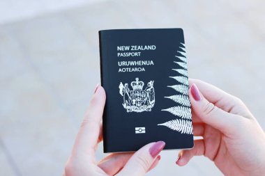 Yeni Zelanda pasaportu elinde.