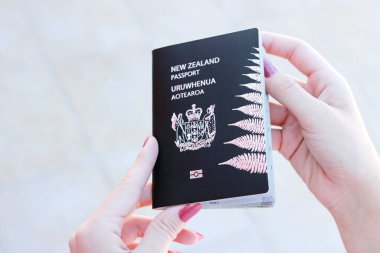 Yeni Zelanda pasaportu elinde.