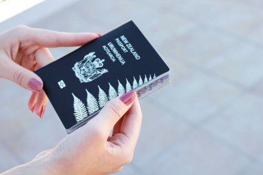 Yeni Zelanda pasaportu elinde.