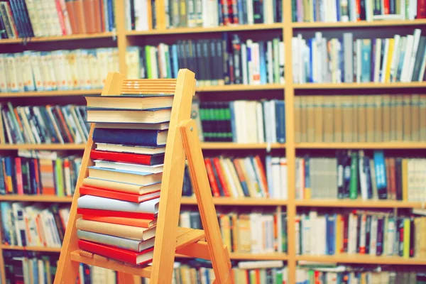  Kütüphanede kitap yığını