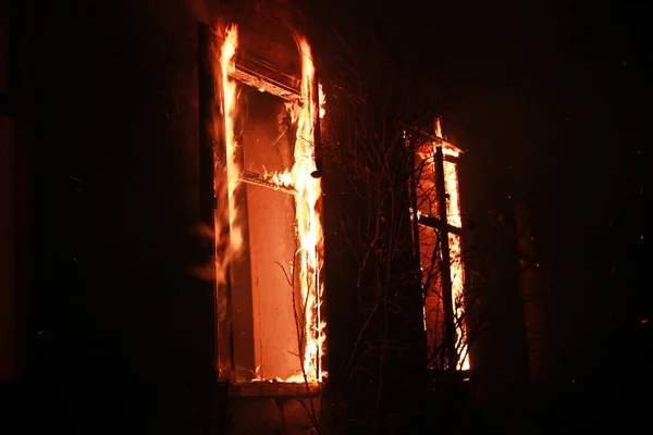 Σπίτι Κάηκε Στη Φωτιά — Φωτογραφία Αρχείου