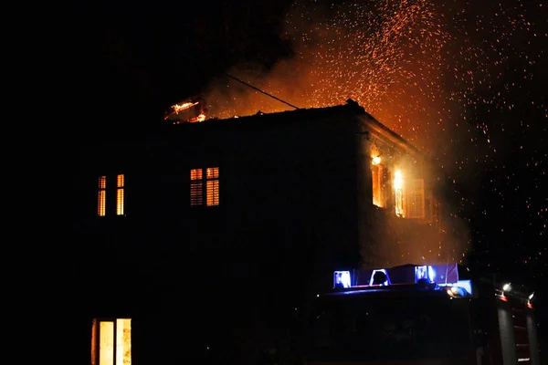 Haus Brannte Lichterloh — Stockfoto