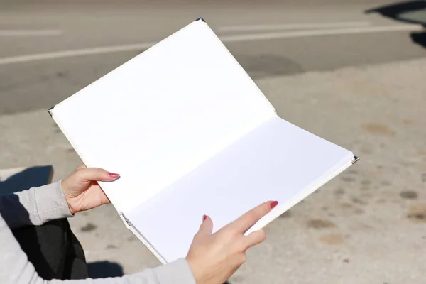 Livro Branco Mão — Fotografia de Stock