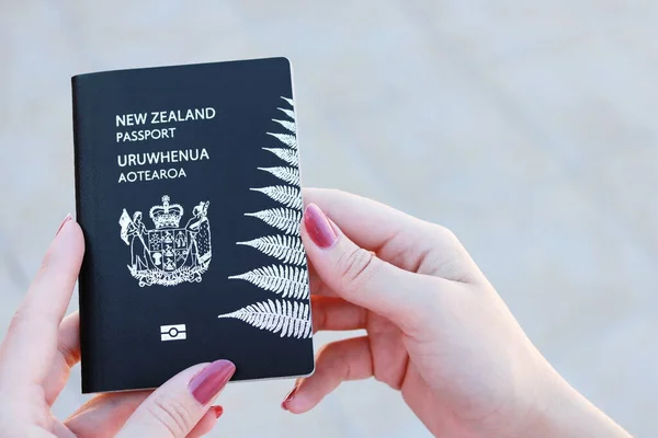 Pasaporte Nueva Zelanda Mano — Foto de Stock