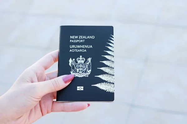 Pasaporte Nueva Zelanda Mano — Foto de Stock