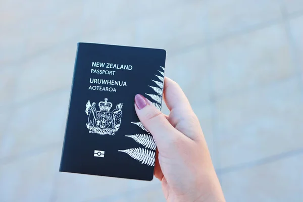 Pasaporte Nueva Zelanda Mano — Foto de Stock