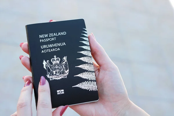 Pasaporte Nueva Zelanda Mano — Foto de Stock