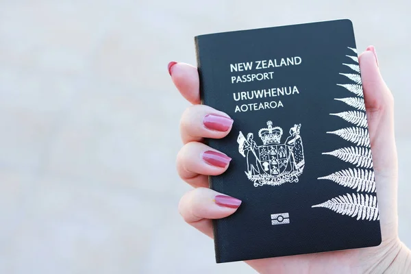 Pasaporte Nueva Zelanda Mano — Foto de Stock