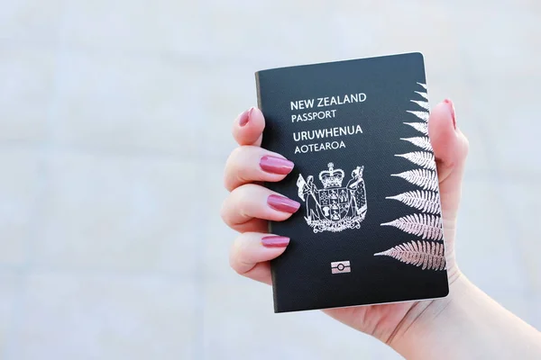 Pasaporte Nueva Zelanda Mano — Foto de Stock