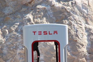 Hırvatistan 'ın Vrgorac kenti, 07.08.2020. Tesla elektrikli otomobil şarj istasyonunda