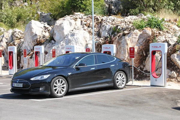 Vrgorac Croacia 2020 Coche Eléctrico Tesla Estación Carga — Foto de Stock