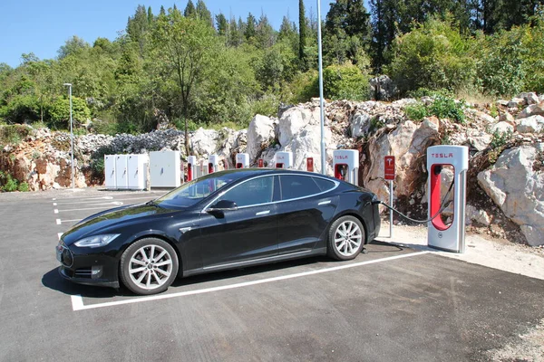 Hırvatistan 'ın Vrgorac kenti, 07.08.2020. Tesla elektrikli otomobil şarj istasyonunda
