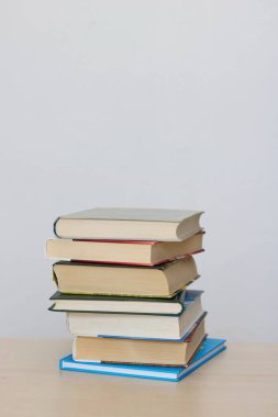  Beyaz arkaplan üzerine kitap yığını